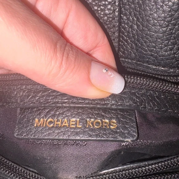 Michael Kors Black Shoulder Bag with Gold Chain - Picture 4 of 16